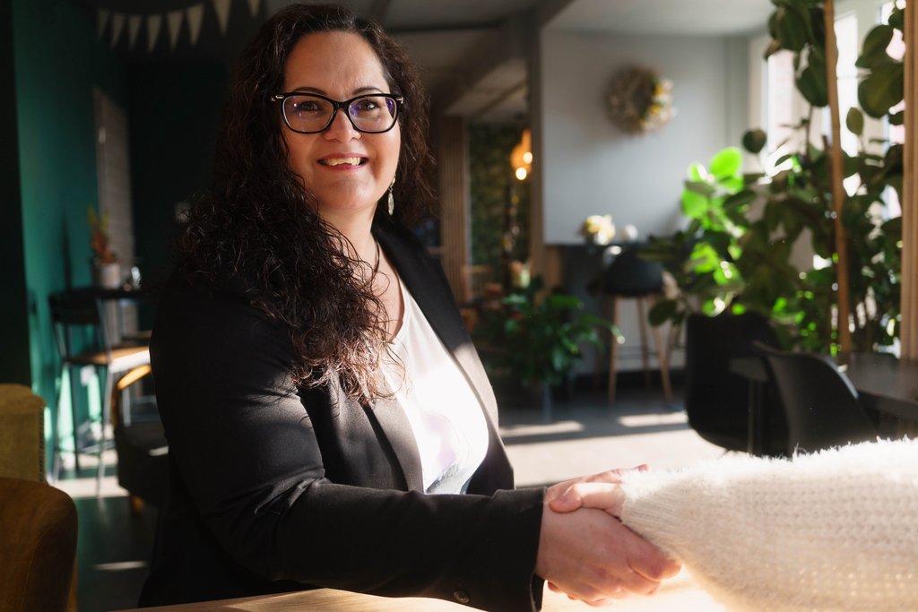 Kovács Rita üzleti kézfogás