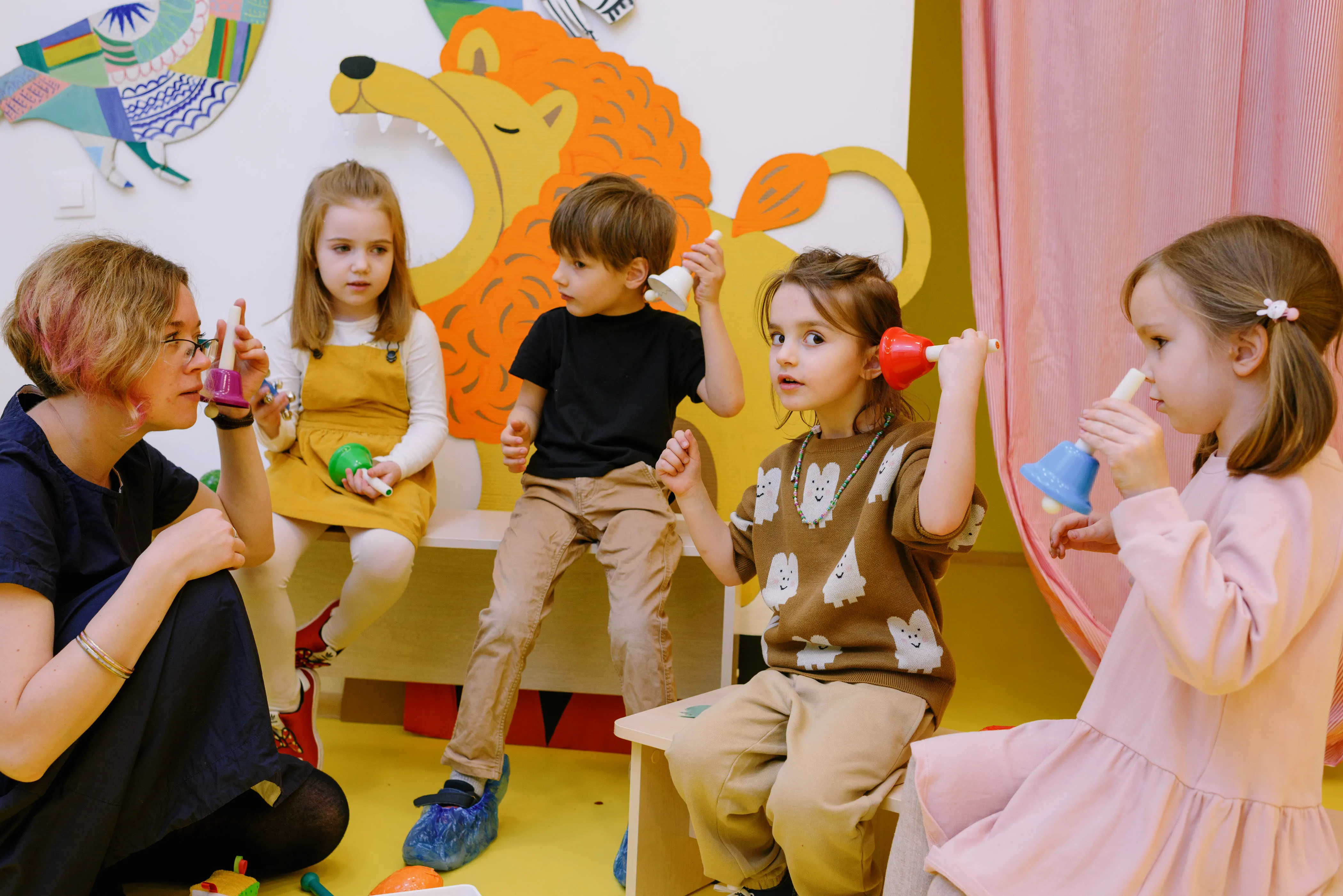 Bambino sostenuto nello studio con il PDP
