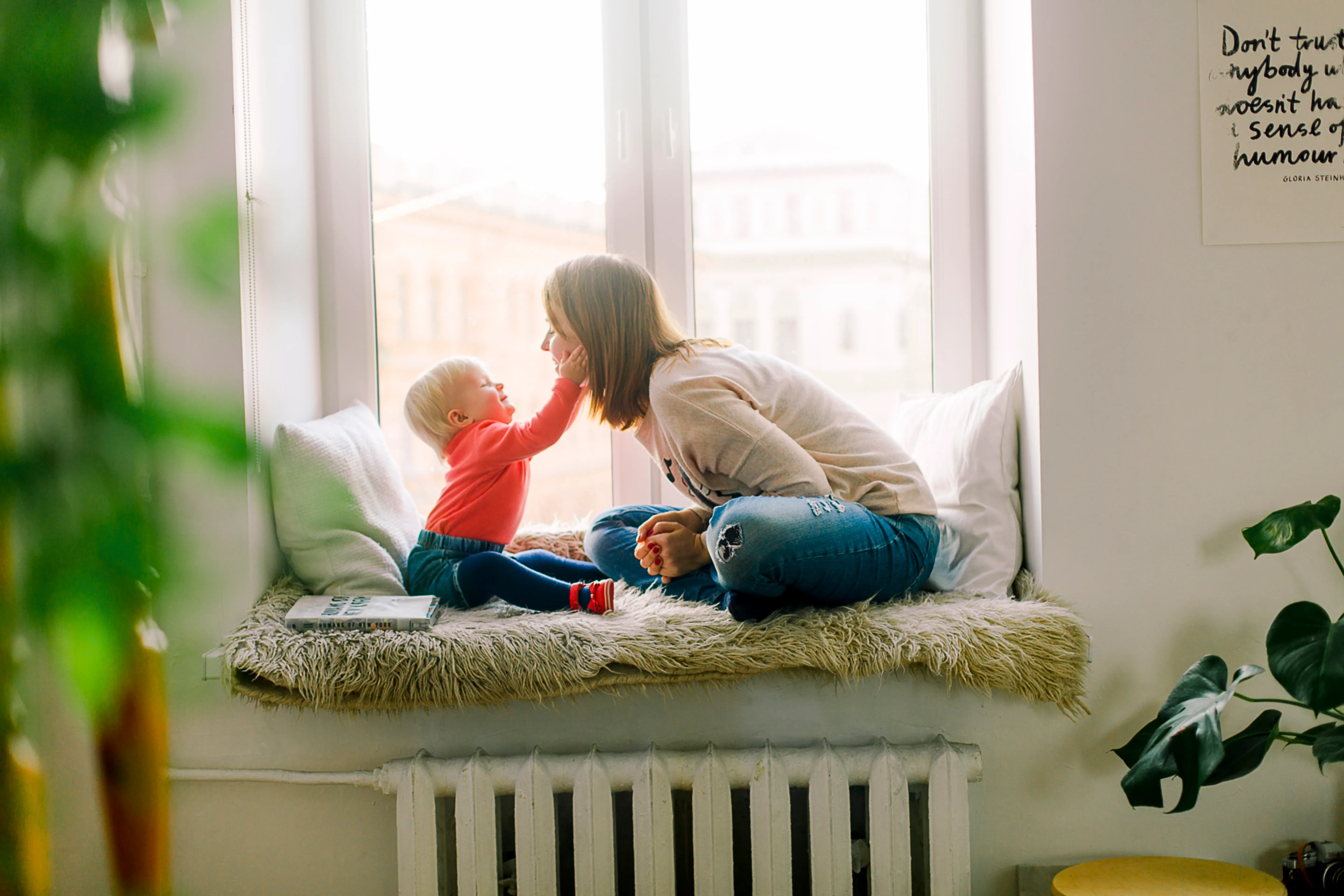 Famiglia e bambini insieme in un momento sereno